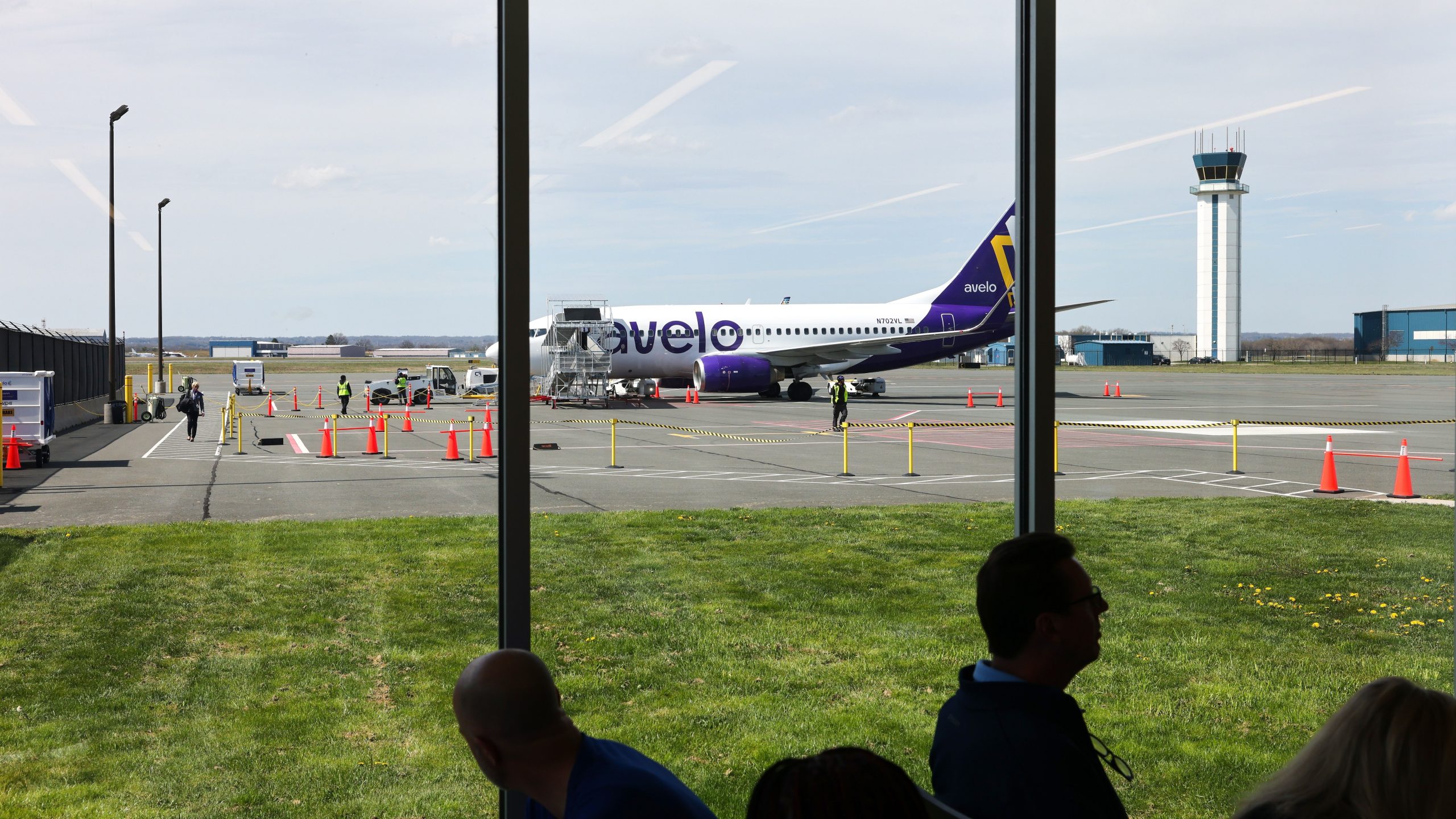 "Es verletzt mein Herz": Die Demonstranten versammeln sich gegen die Abschiebungsoperation von Avelo Airlines