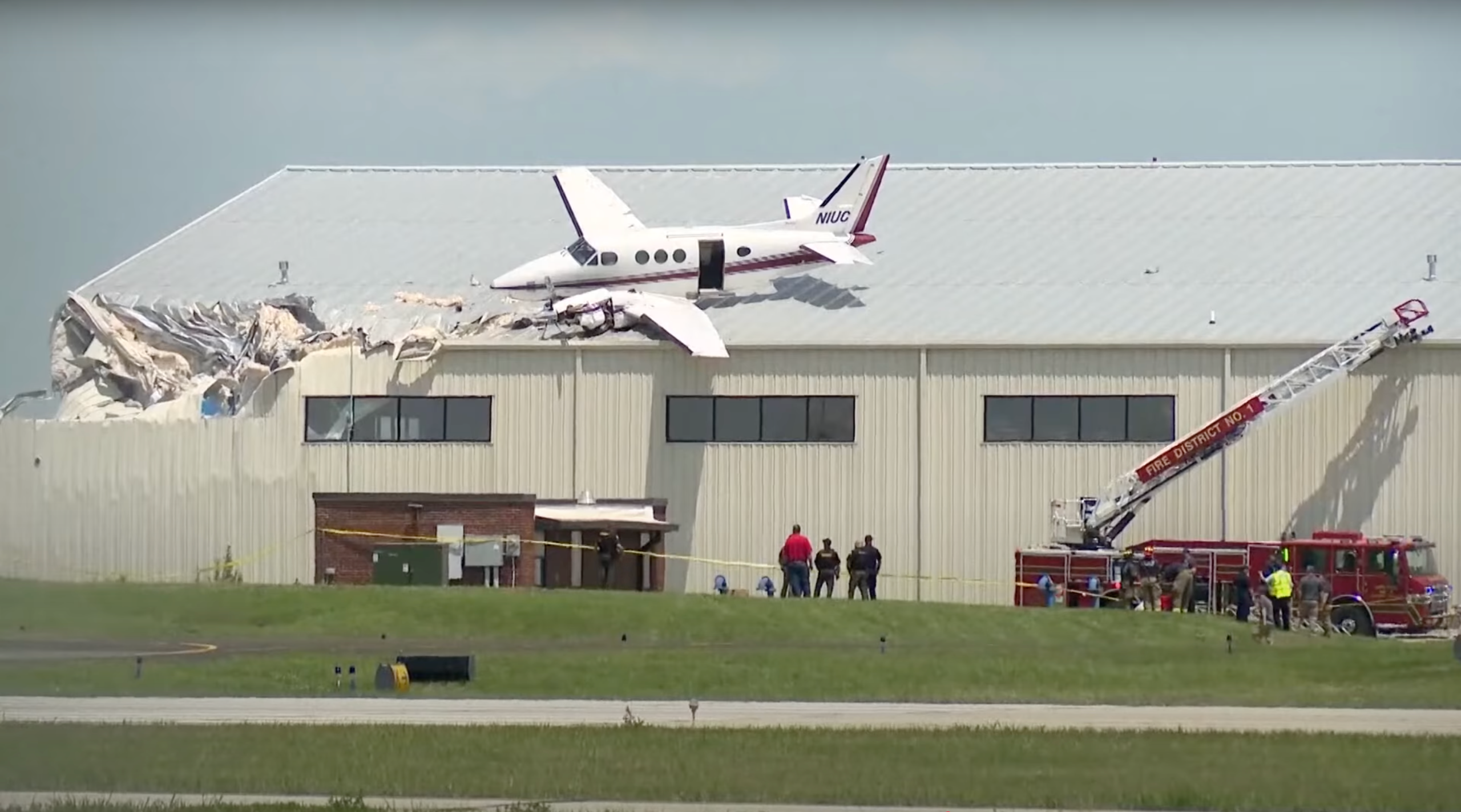 2 verletzt, nachdem Beechcraft King Air Air auf den Hangar 