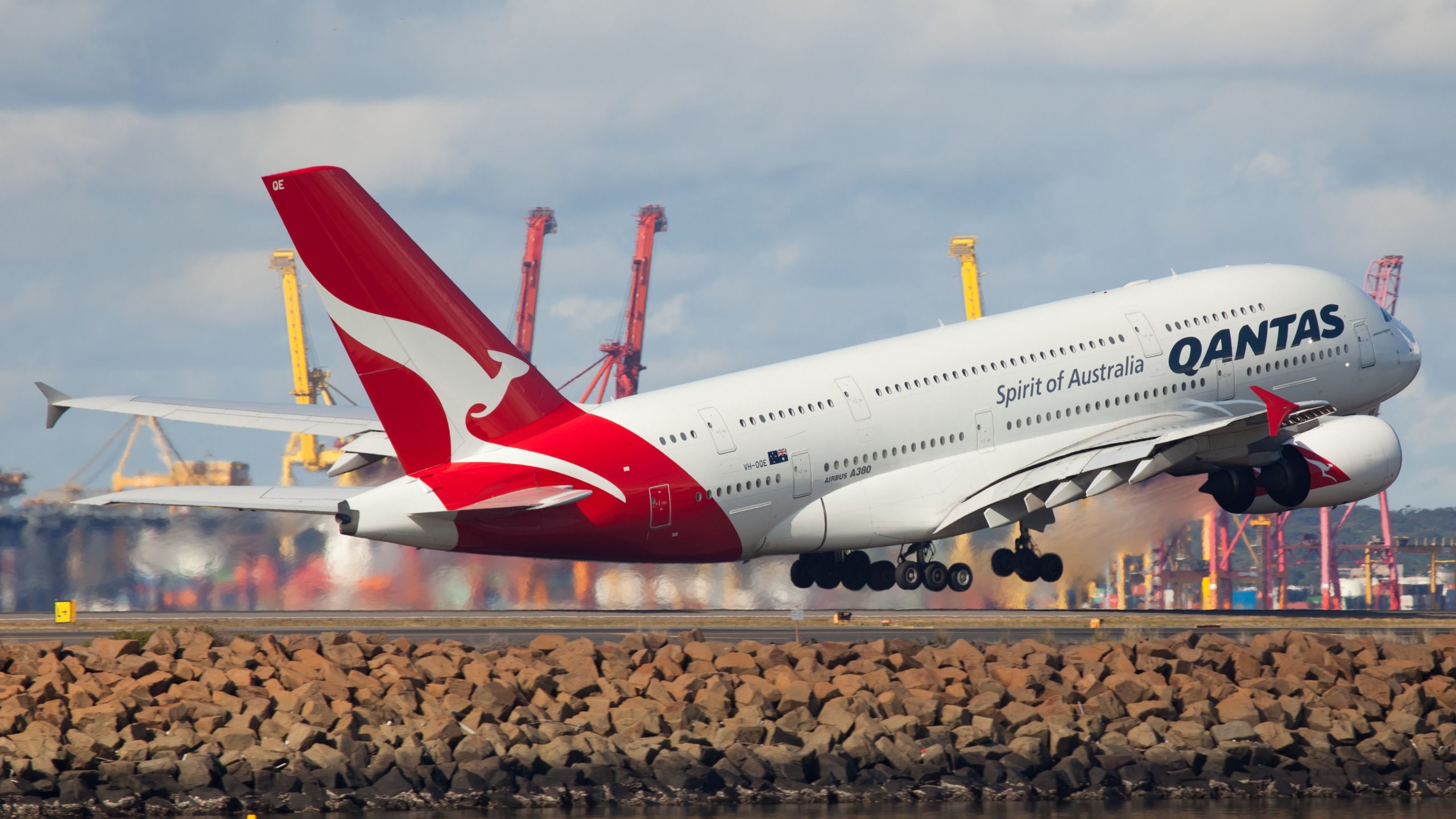 Qantas Mitarbeiter leidet nach lebenslangen Verletzungen, nachdem sie durch das Loch in Jetbridge gefallen sind