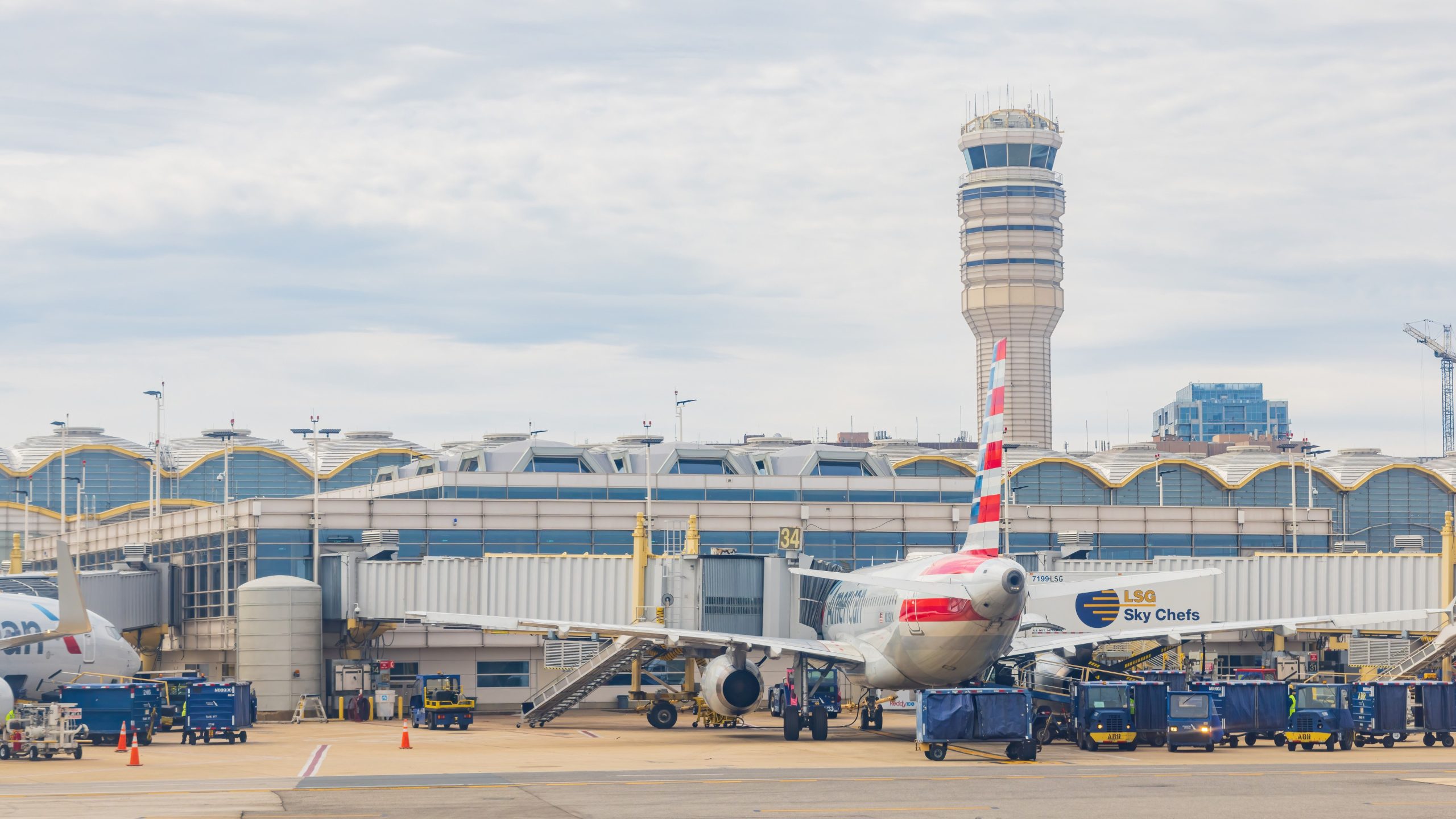 Der Mann baut ein 150.000-teiliges LEGO-Modell des Washington Reagan National Airport