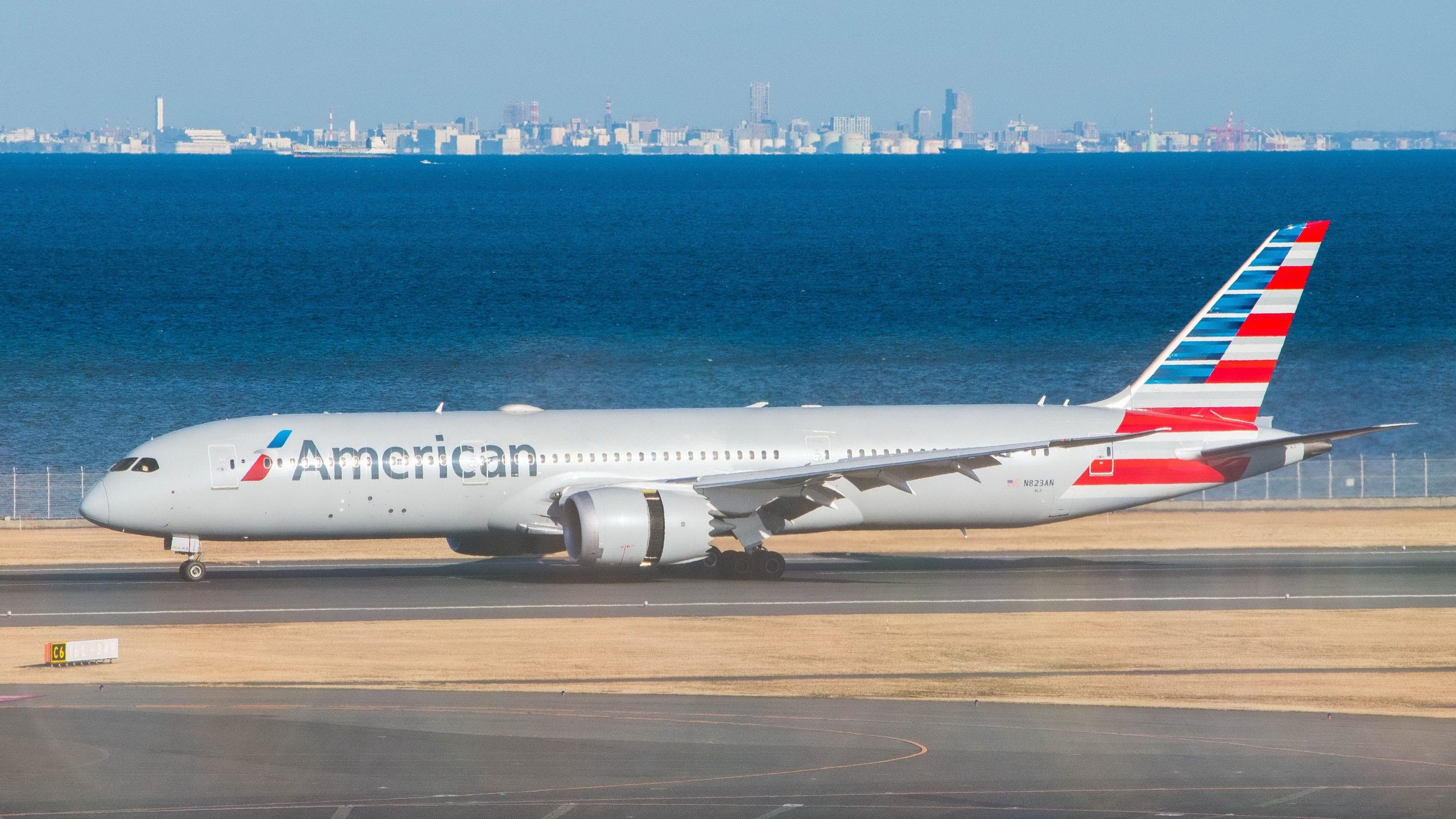 American Airlines Gelände Neue Premium-Laste Boeing 787-9 aufgrund schwerwiegender Wartungsprobleme