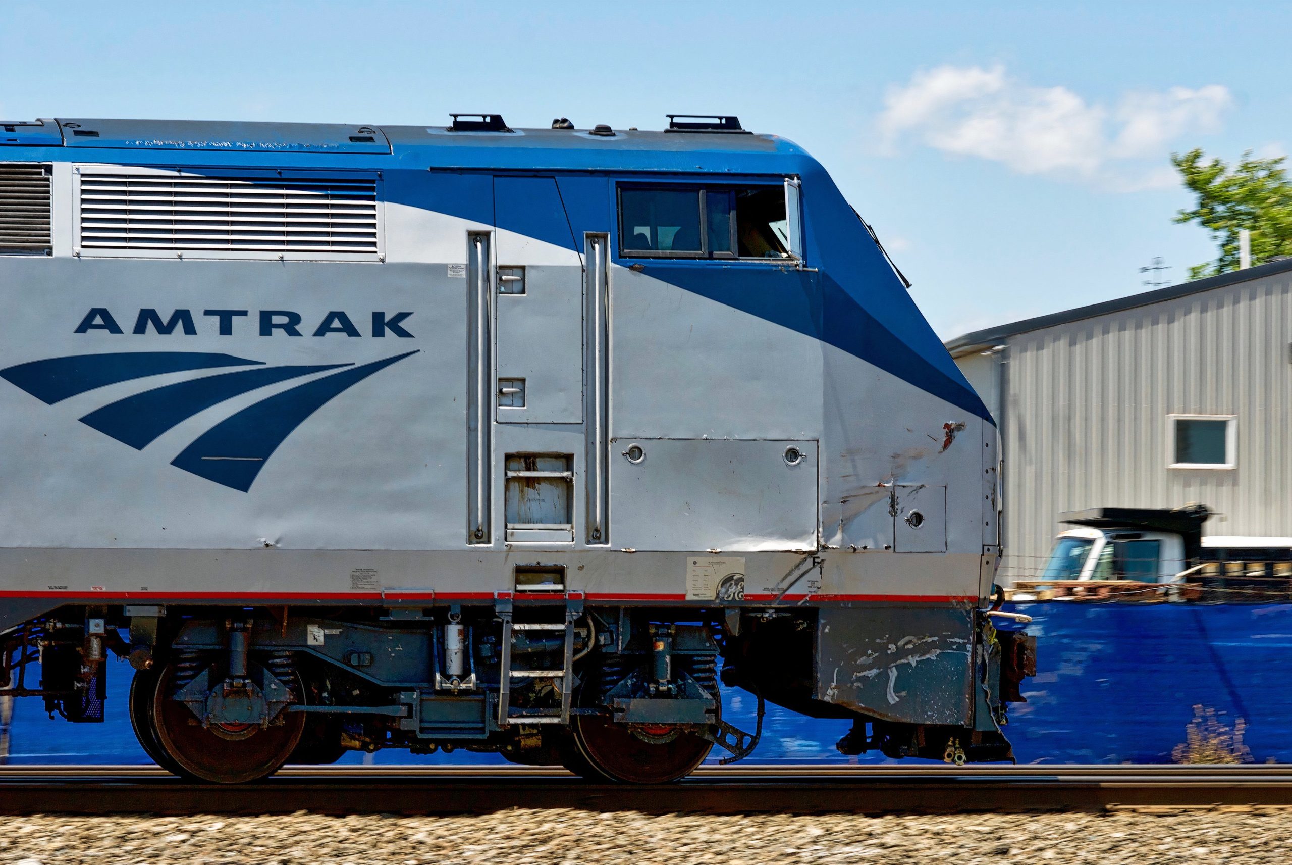 Doge freut sich, während sich Amtrak an die KI 