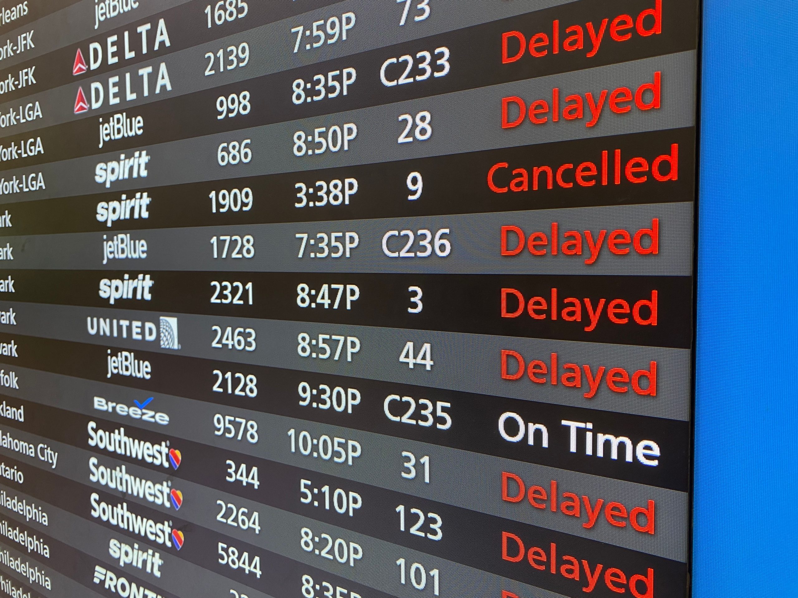 Wie man mit Flugstornierungen und Verzögerungen am 4. Juli am Wochenende umgeht