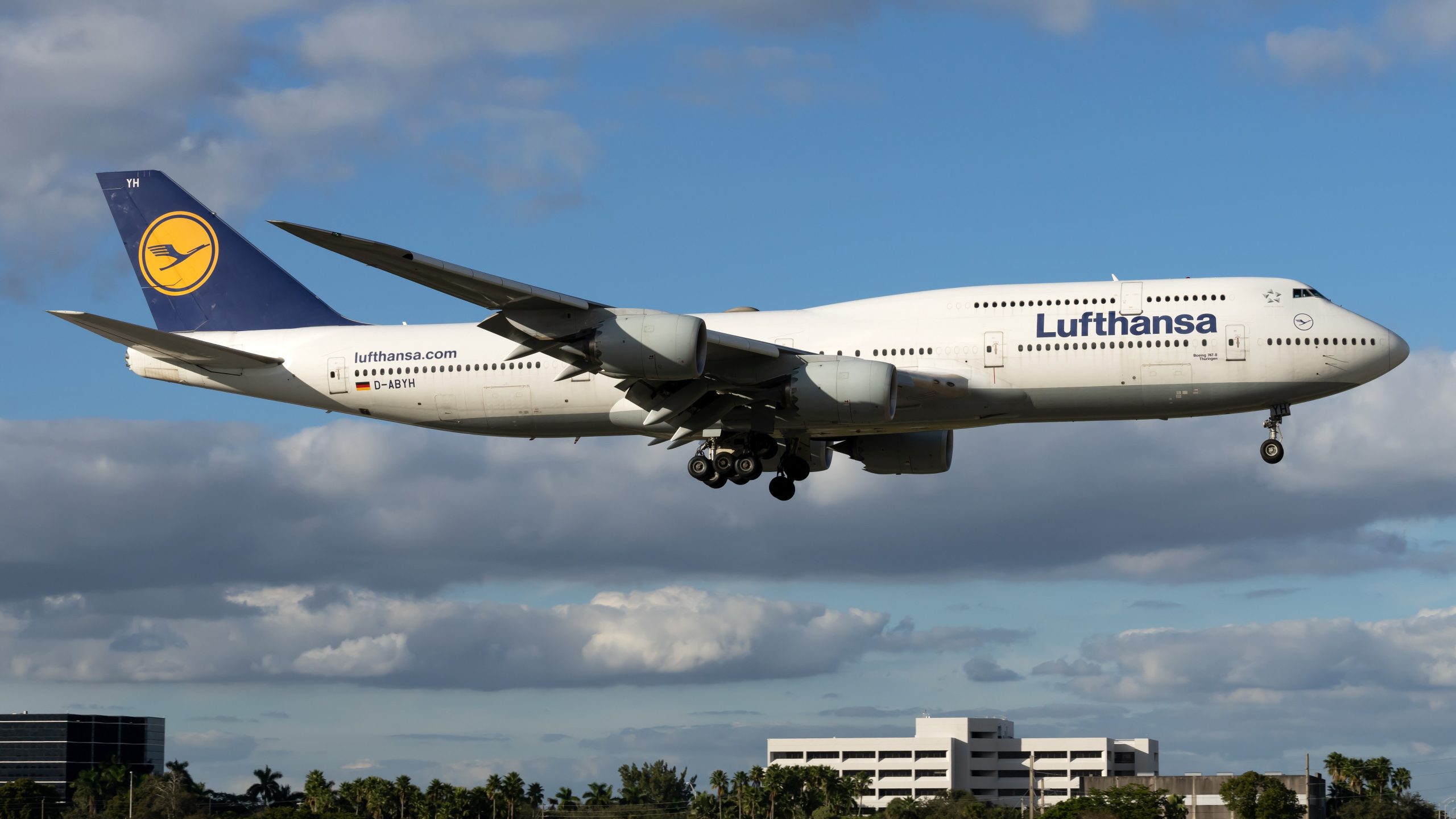 Lufthansa Boeing 747-8 leitet Chicago wegen Fahrgefangenes um