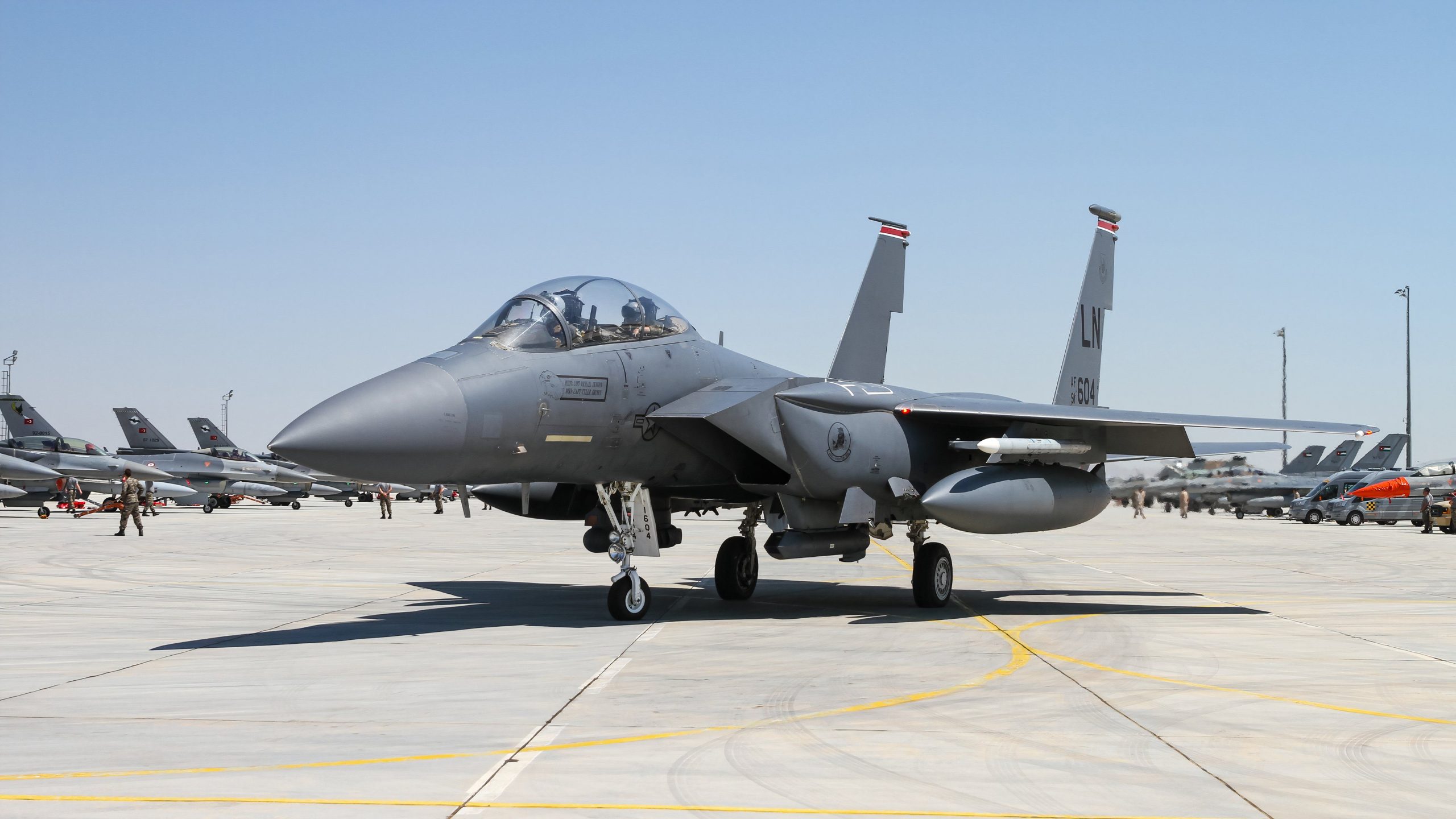 Passagier schlägt versehentlich von F-15 aus, während er in Massachusetts auf dem Boden