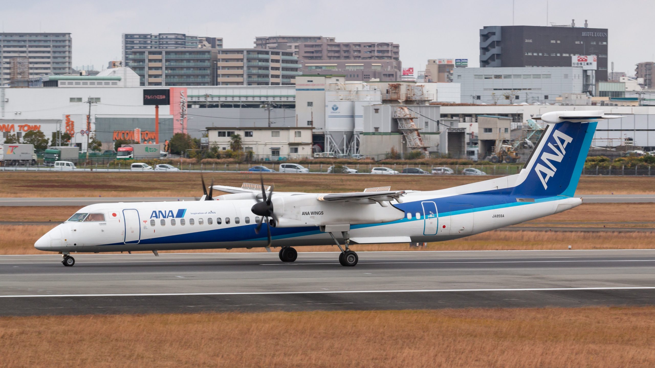 Beinahe Miss am Flughafen Wakkanai: Ana Wings Dash 8 vermeidet knapp Kollision mit Flughafenfahrzeug