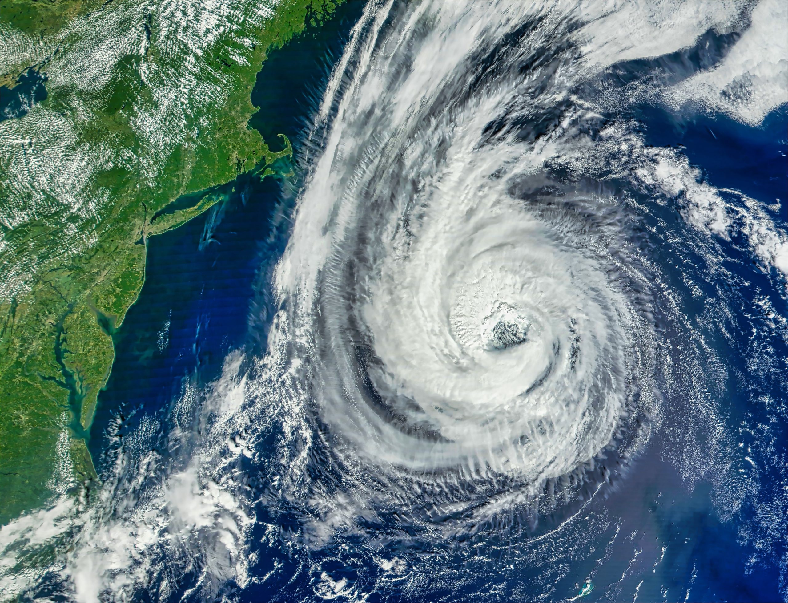 Der Hurrikan Erin bringt schwere Überschwemmungen, einen großen Highway 