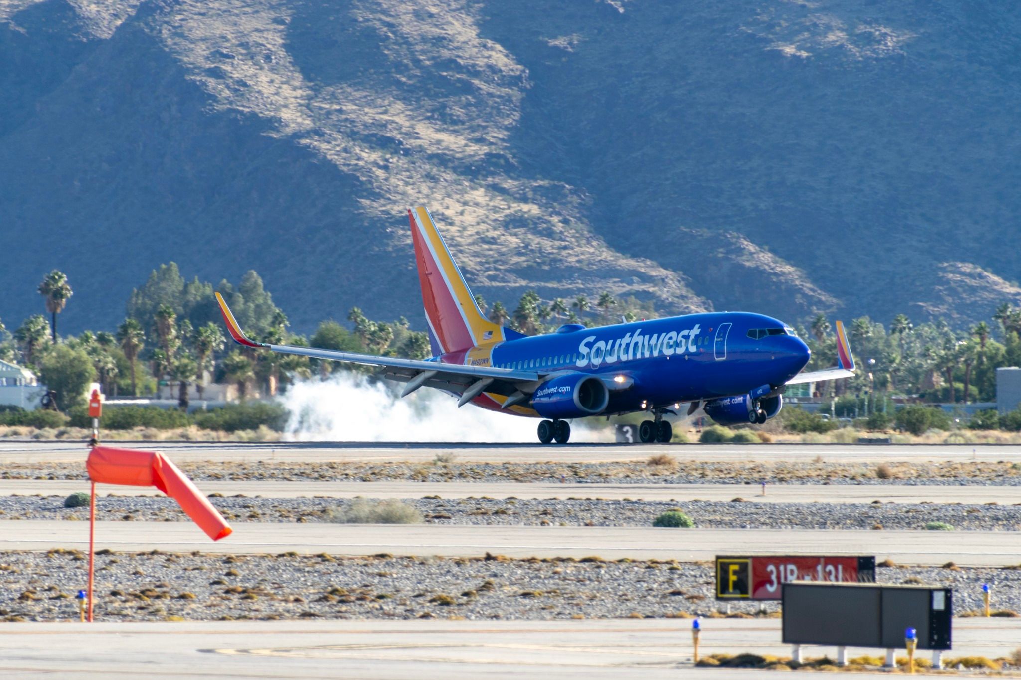 Verbrannt: Palm Springs Internationaler Flughafen Asphalt erreicht 163 Grad