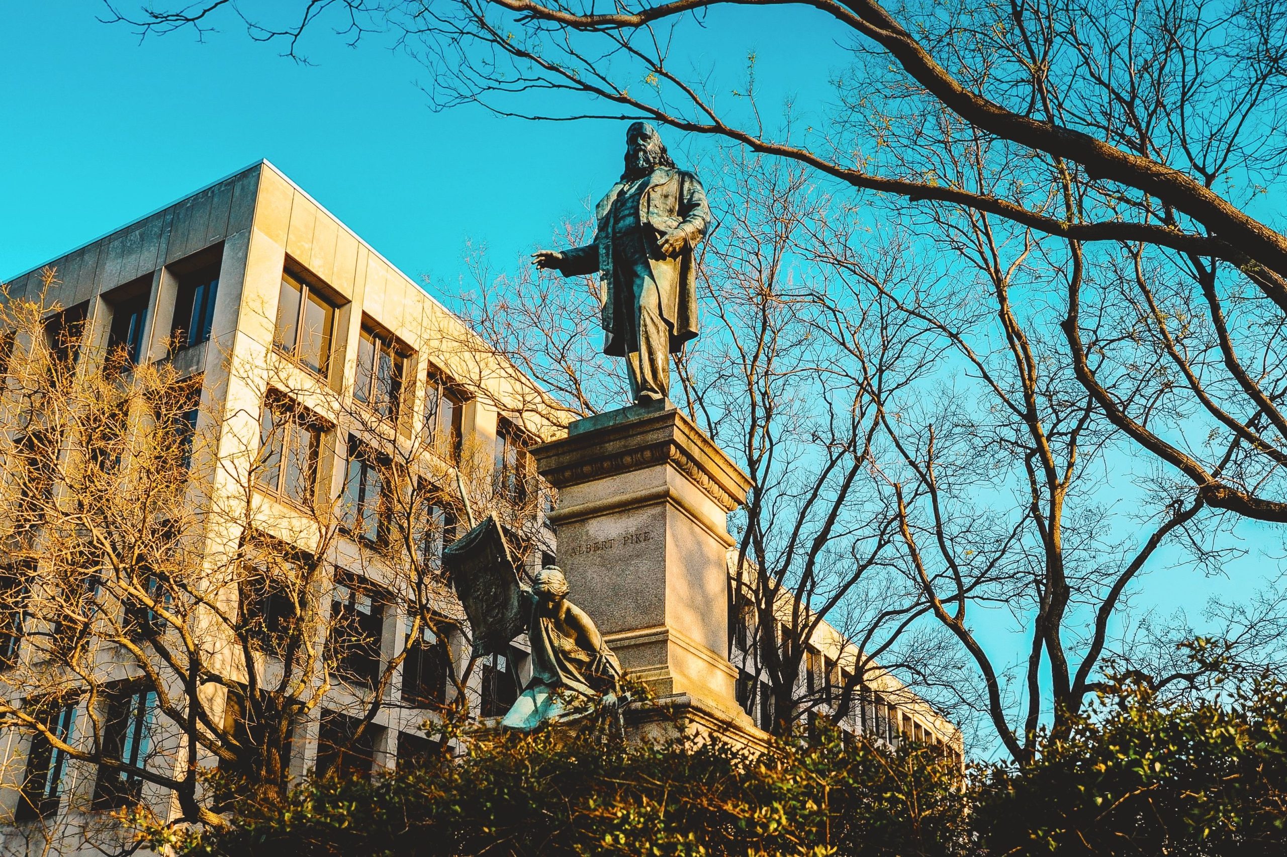 "Destroy It": Amerikaner, die wütend sind, als der Nationalparkdienst umzieht, dass die Statue während der BLM 