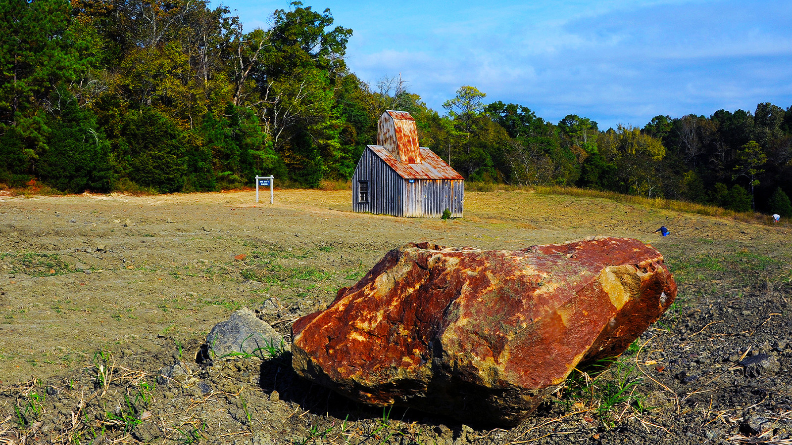 Dieser im wahrsten Sinne des Wortes „verborgene Edelstein“ State Park ist eine alte Diamantenmine, für die Finders-Keepers gilt