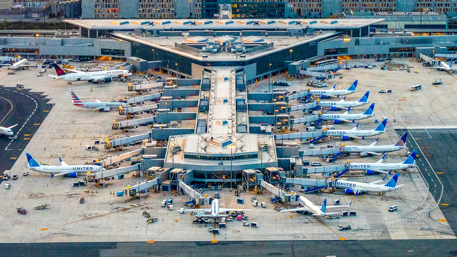 Reisende haben Zweifel am Flughafen Newark Liberty nach dem Scheitern des am stärksten amerikanischsten Luftraums amerikanischen Wochenende am Labor Day Weekend