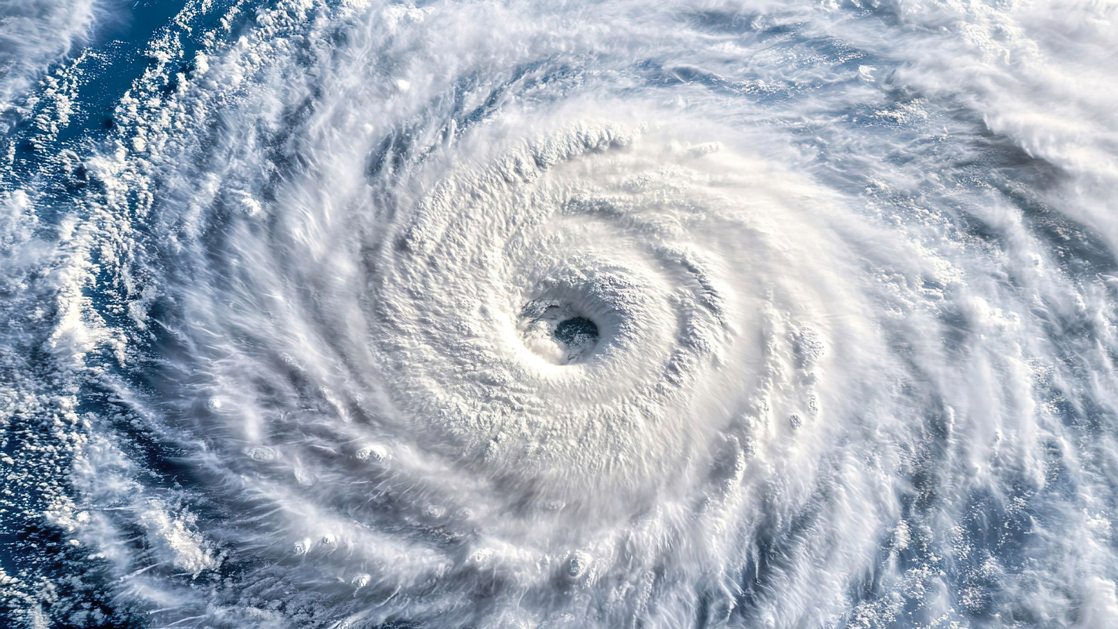 US Ostküste auf Alarm, nachdem das National Hurricane Center die Atlantikstörung ankündigt