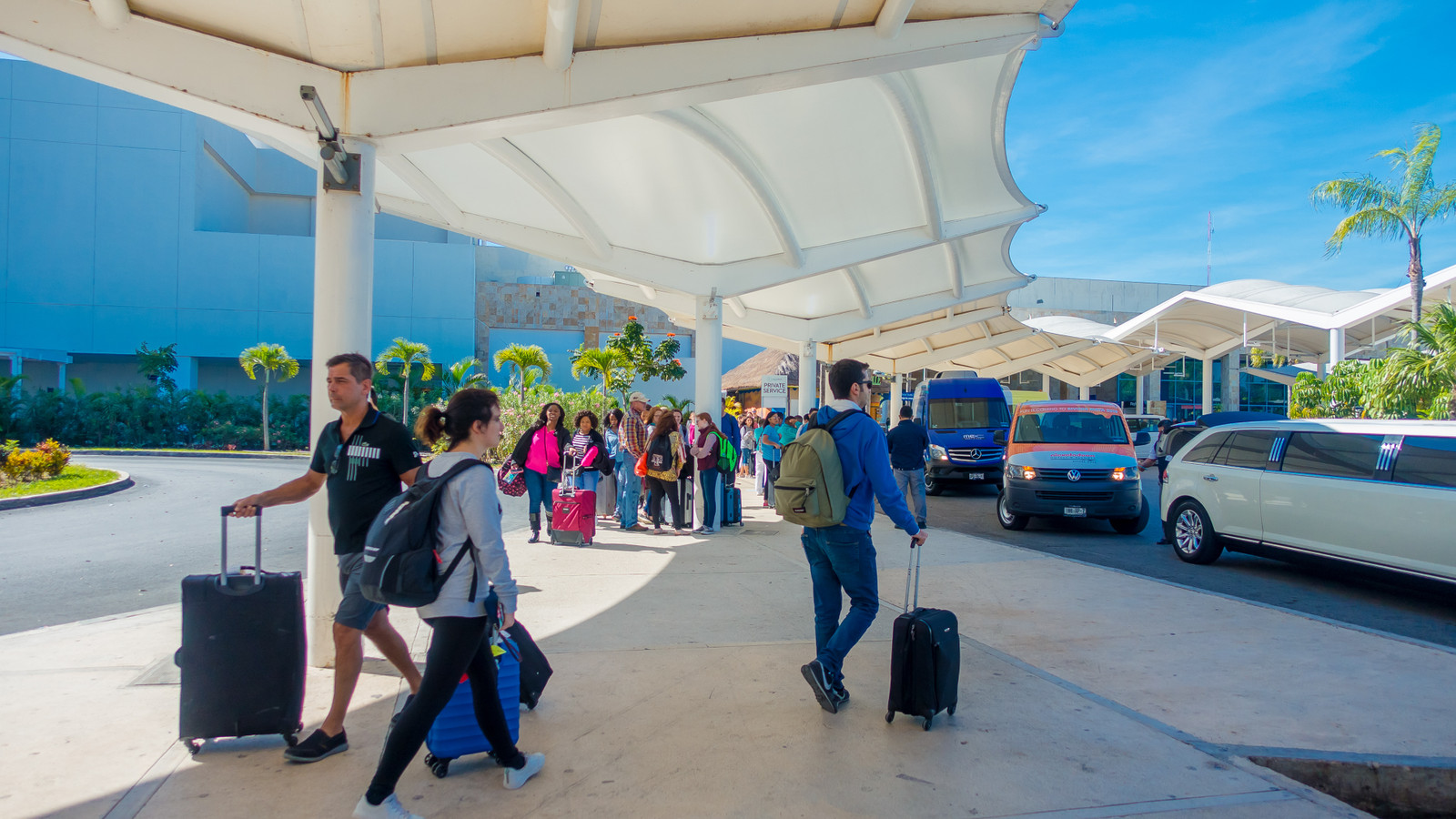 Die Kanadier freuen sich, als der internationale Flughafen von Cancun neue Technologie hinzufügt, um den Eintrittsprozess endlich zu beschleunigen