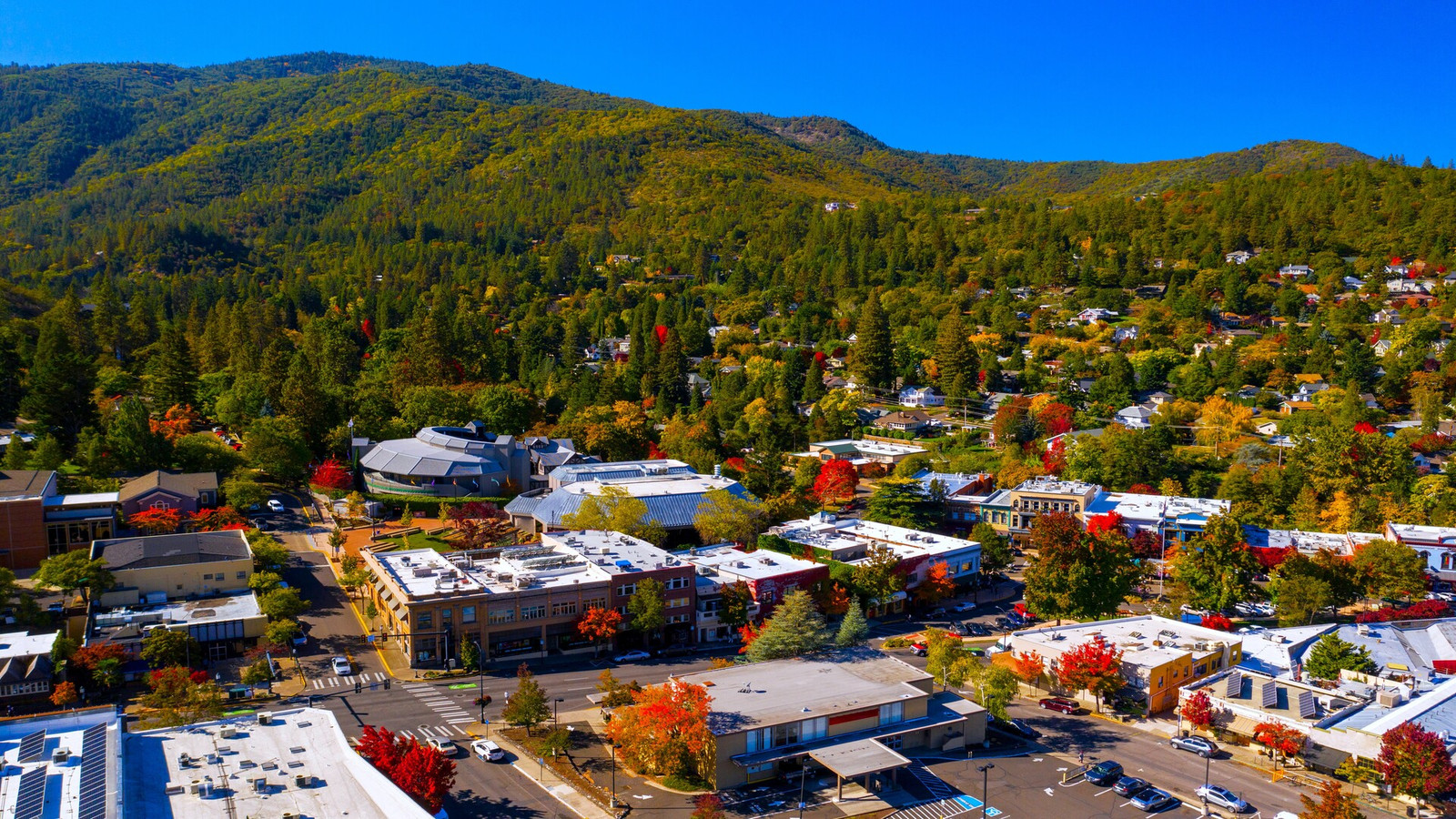 Diese entzückende Bergstadt ist das am besten gehütete Geheimnis der Weinregion Oregon