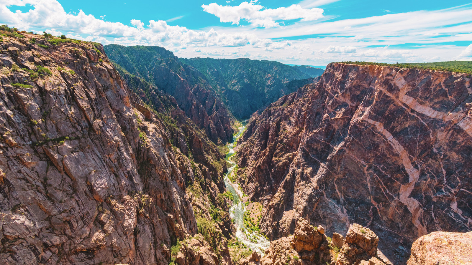 Beliebte malerische Straße in Black Canyon des Gunnison wiedereröffnet nach massivem Feuer