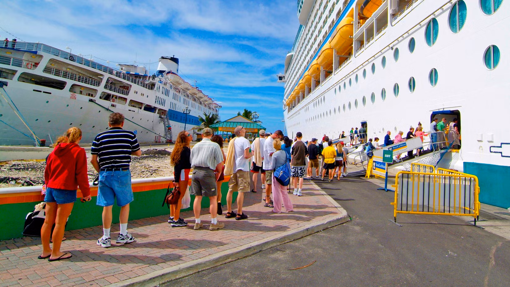 Carnival Cruise Line überrascht Gäste und macht 15 Jahre später einen unerwarteten Stopp an einem umstrittenen Reiseziel