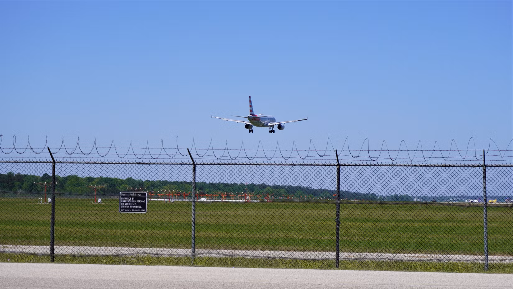 American Airlines und FAA geben Antwort, nachdem mysteriöser Geruch Passagiere und Besatzung auf einem umgeleiteten Flug ins Krankenhaus eingeliefert hat