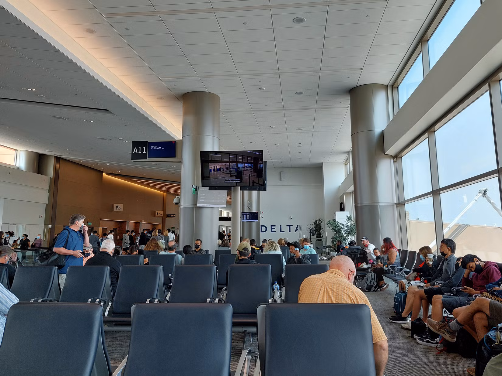 Delta-Air-Lines-Flug DL3570 wurde von Feuerwehrautos getroffen, während auch auf dem Flugzeugträger ein vollständiger Bodenstopp verhängt wurde