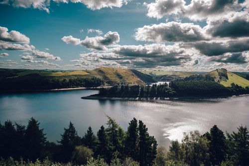 Lokale Guidesgo Green, indem er Wales außerhalb der Bequemung erkundet hat