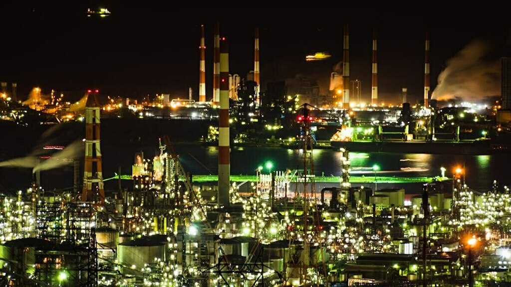 Entdecken Sie die atemberaubenden industriellen Nachtlichter von Okayama im Mizushima 