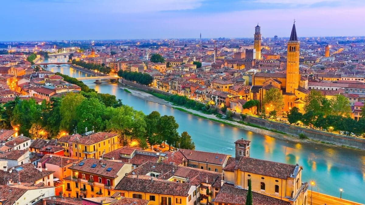 19 Touristenplätze in Verona, einer Stadt in Norditalien, die seine mittelalterliche Straßenlandschaft behält