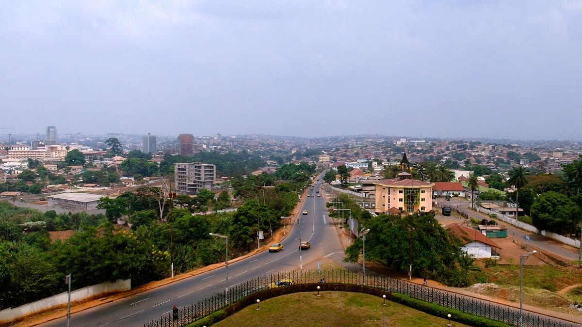 Natur und städtische Mischung in der Stadt. 6 Touristenplätze in Yaoundé, der Hauptstadt Kameruns