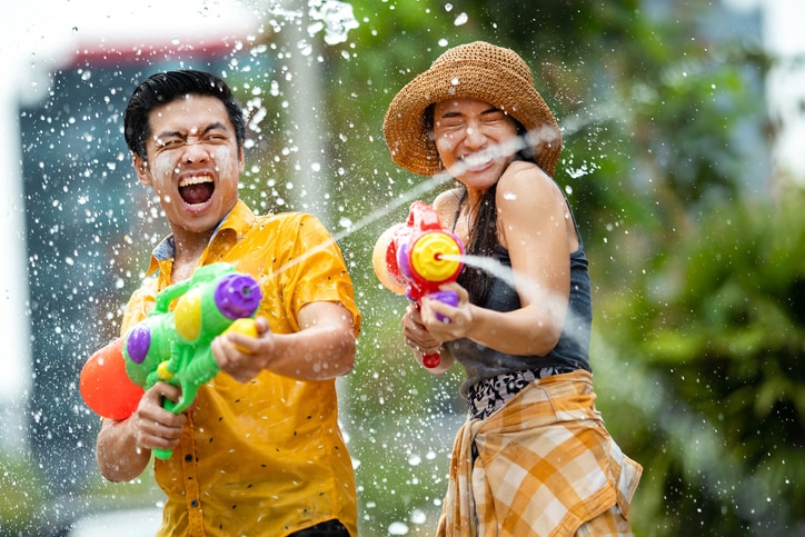 Ein Leitfaden zum thailändischen Festival von Songkran: Der größte Wasserkampf der Welt der Welt