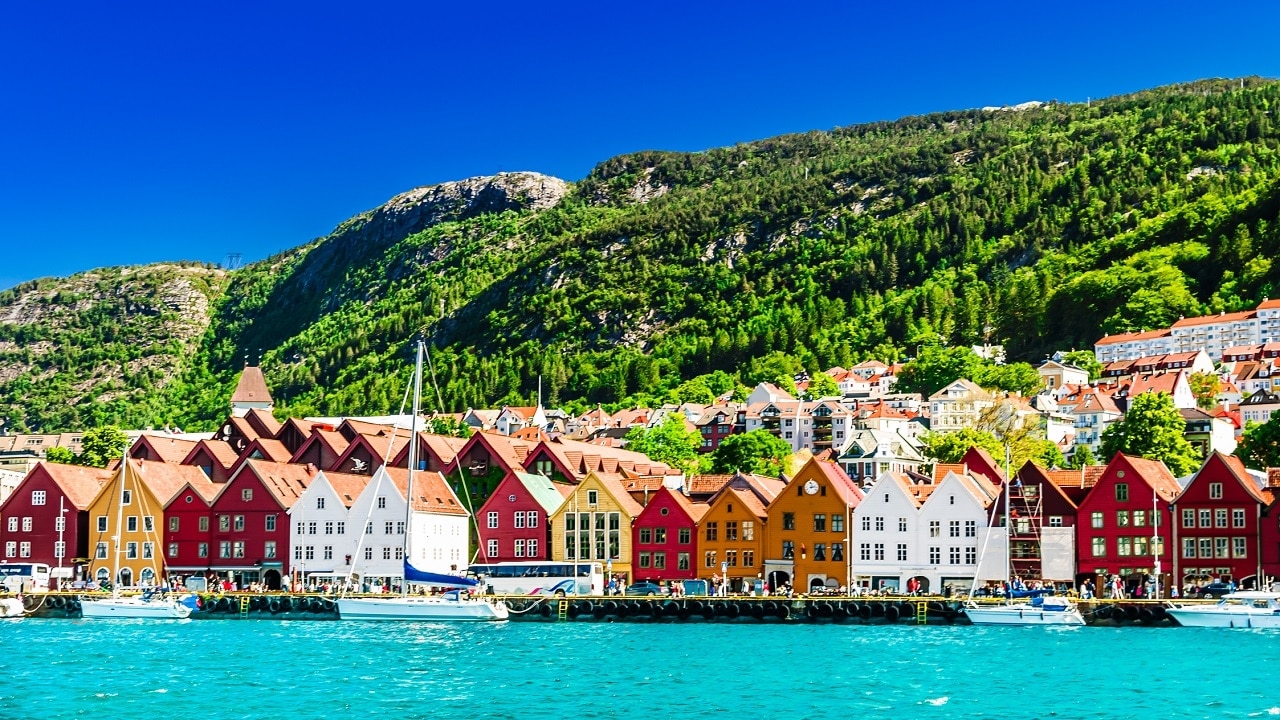 Genießen Sie die entzückenden und farbenfrohen Straßen Norwegens! Einführung der Weltkulturerbe 