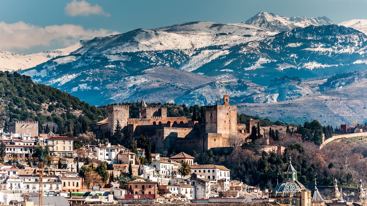 Granada: Eine arabisch aromatisierte Stadt am Fuße von Sierra Nevada