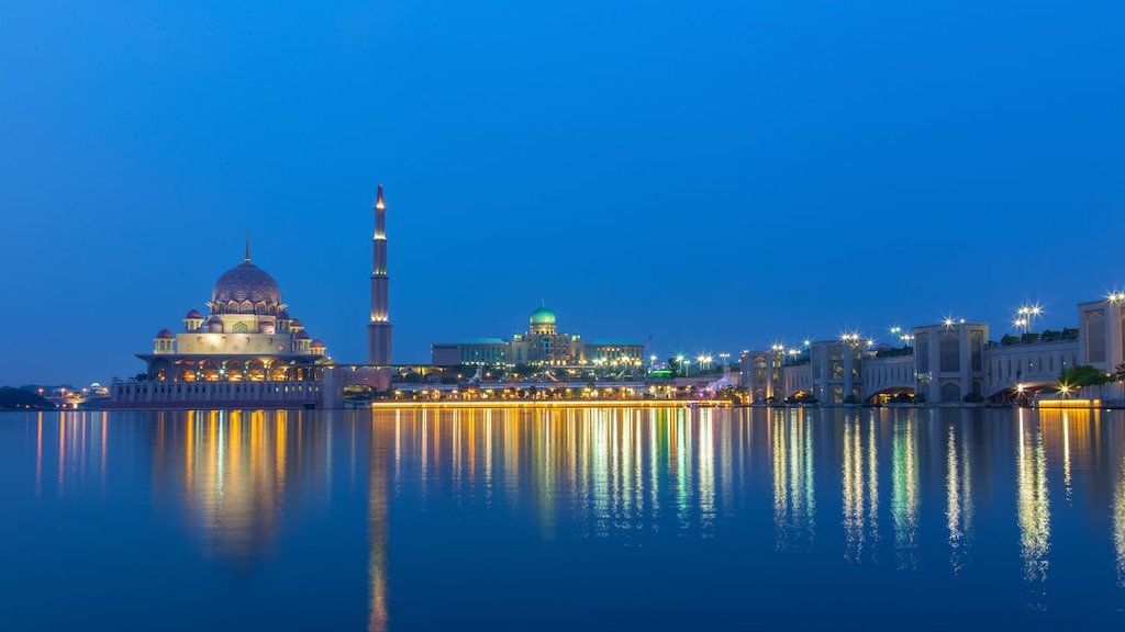 Eine Stadt mit einer strahlenden Moschee 