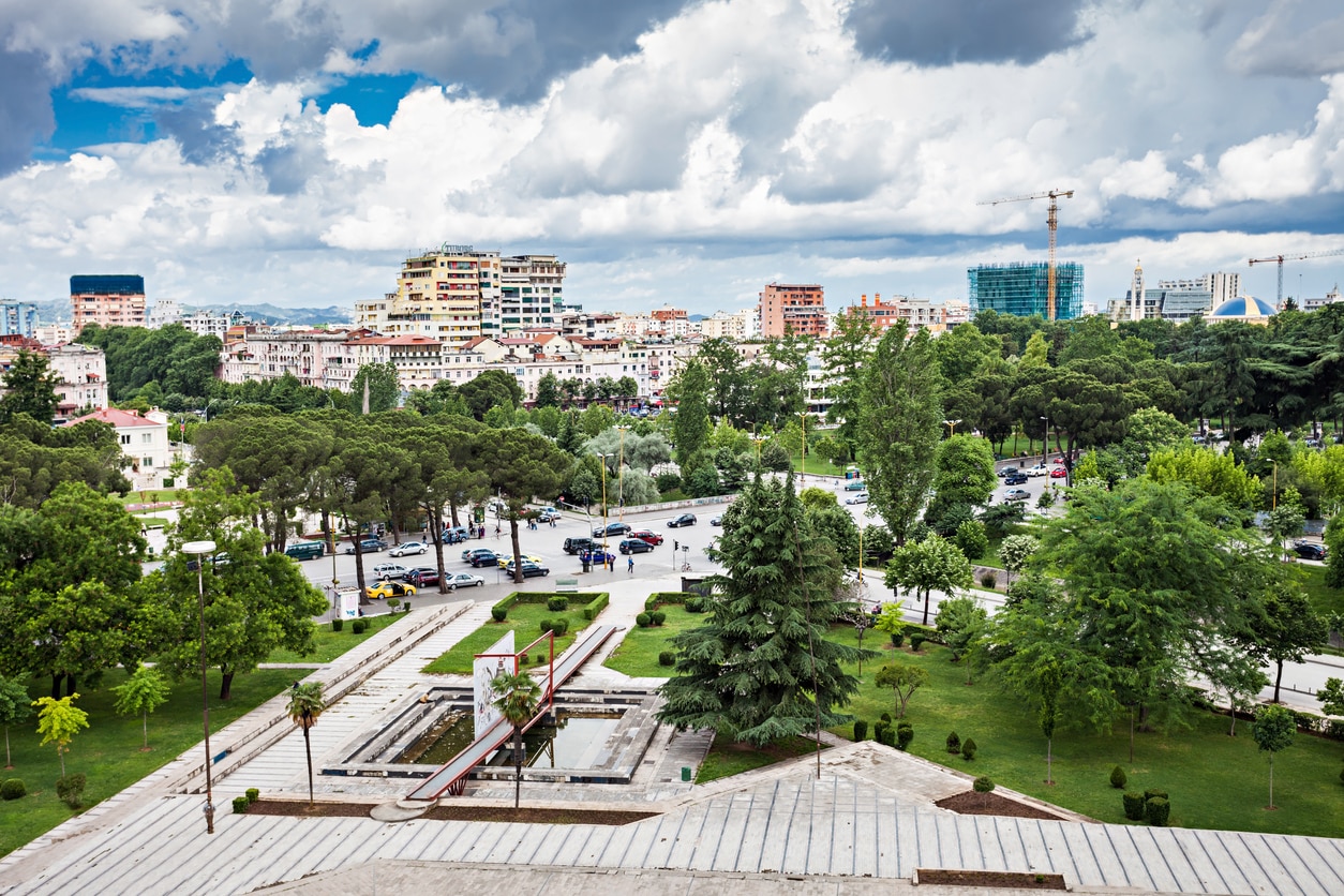 Tirana: Die Hauptstadt des albanischen Staates und die meistbesuchte Stadt von Touristen im Land