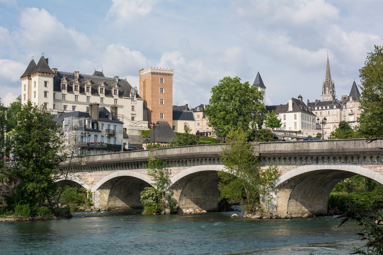 Pau: Die größte Stadt in den Pyrenäen, die an klaren Tagen Bergpanoramen anbieten