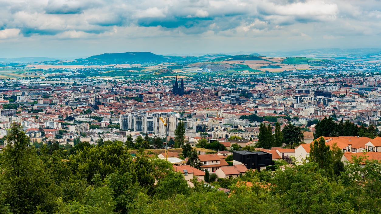 Clermont-Ferrand: Auvergne's Industrial Capital, das mit einer Skyline unterscheidet, die ein stimmungsvolles gotisches Ambiente hat