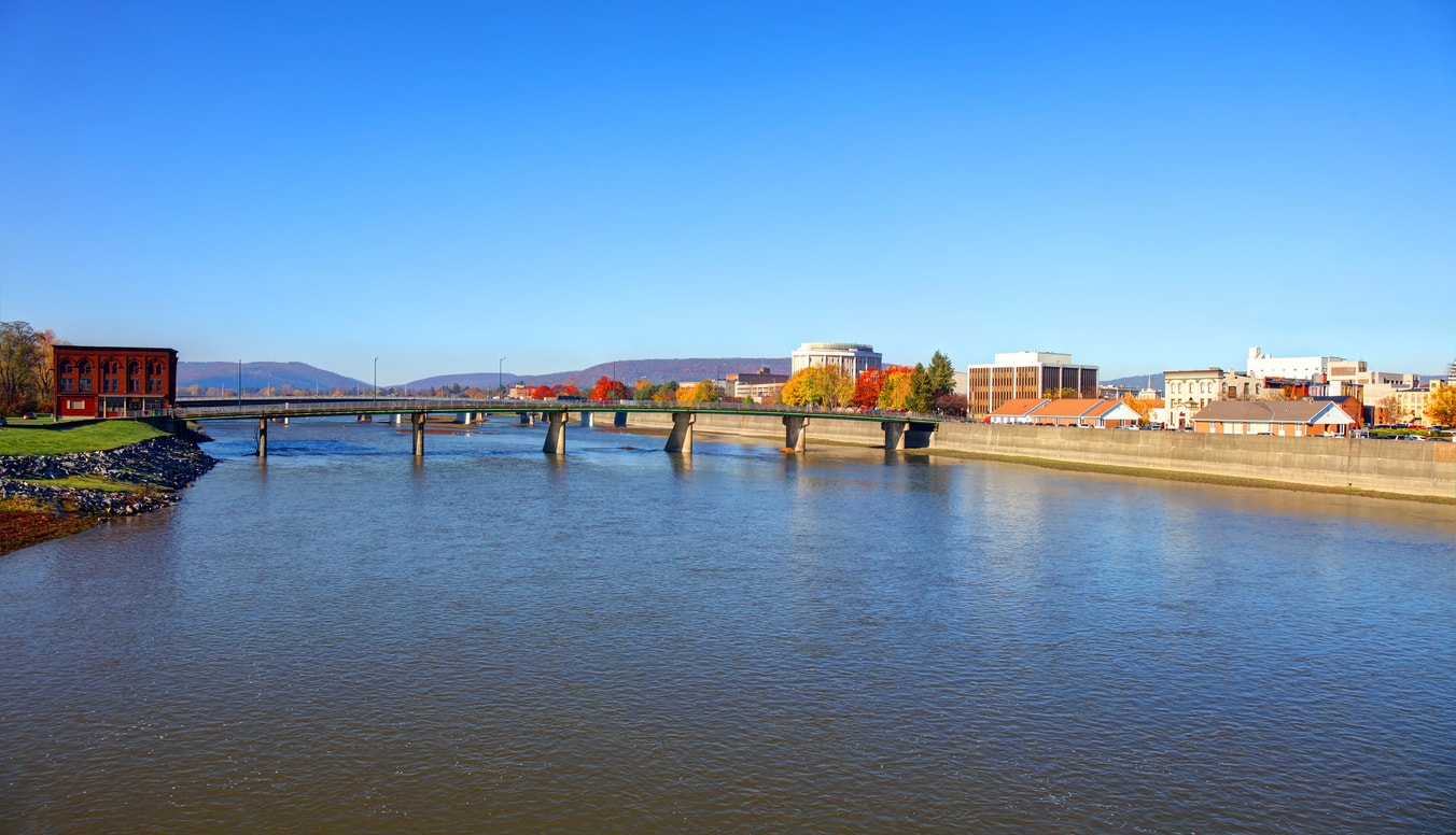 Elmira: kleine Stadt mit wunderschönen Aussichten, literarischer Geschichte und aufregendem Abenteuer, um in den Fingerseen zu entdecken