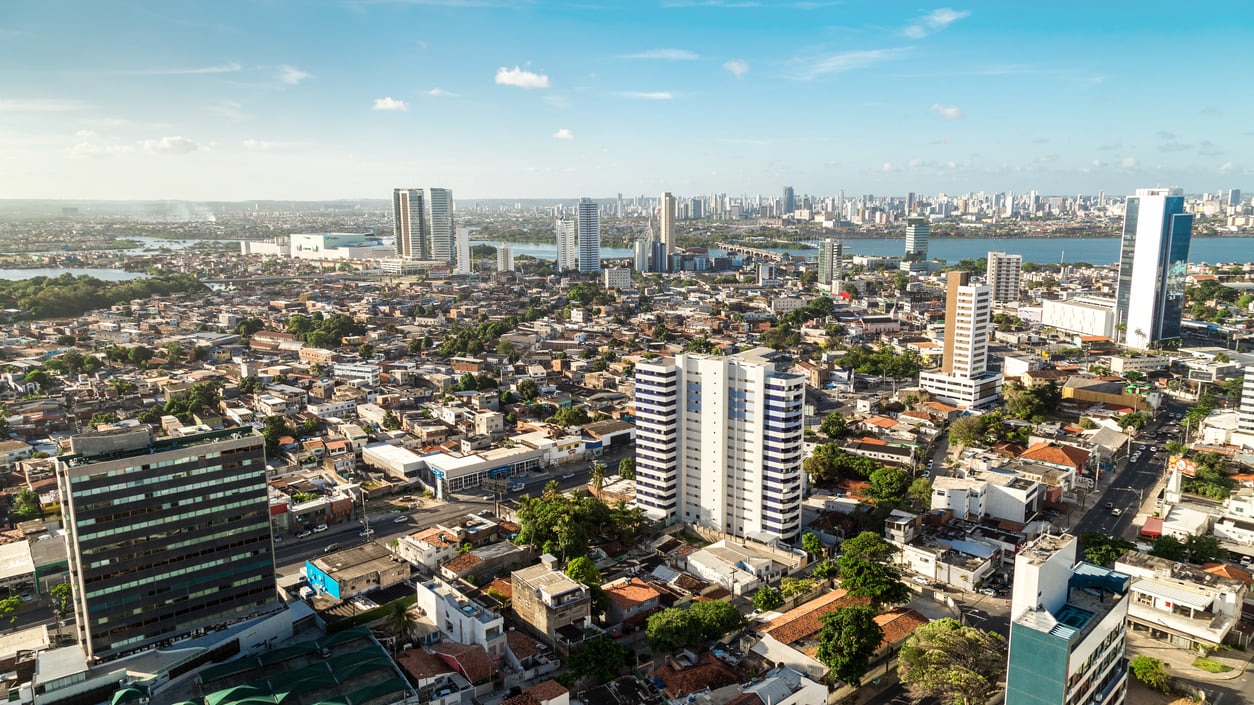 Recife: Eine hartnäckige, erfüllte und mutige Stadt, die die Küstengröße Nordostens Brasilien fängt