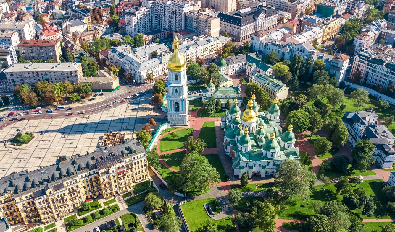 Kiew: Ukraine's Capital ist ein elektrisierendes Stadtbild mit einem rauen Nachtleben und für seine religiöse Architektur bekannt
