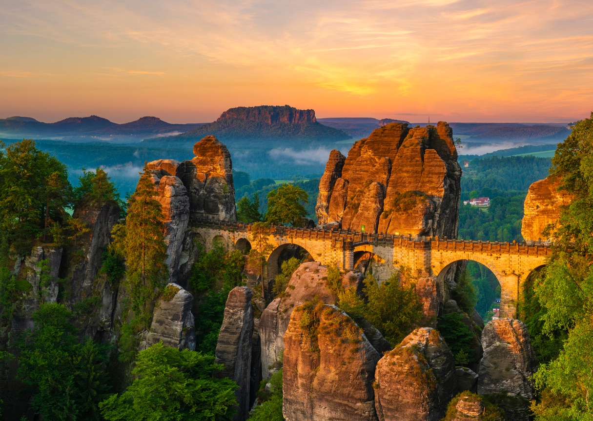 9 Unglaublich einzigartige Orte, die Sie bei Reisen durch Europa auschecken müssen
