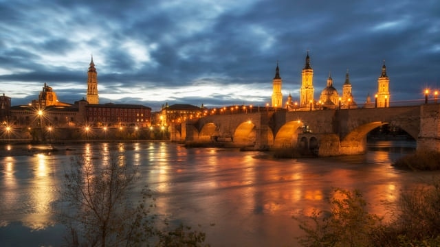 10 Touristenplätze in der wunderschönen alten Stadt Zaragoza, Spanien!