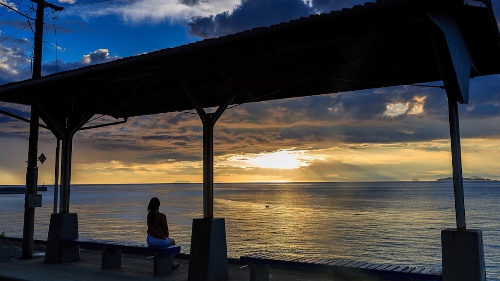 Rennen Sie an der Küste von Iyo-nada! Muss entlang der „Yuyake Koyake-Linie“