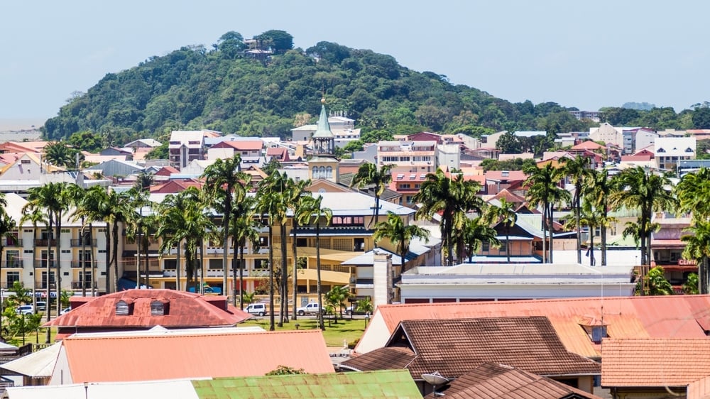 Französische Guayana: Eine französische Abteilung, die Touristen mit Baby 