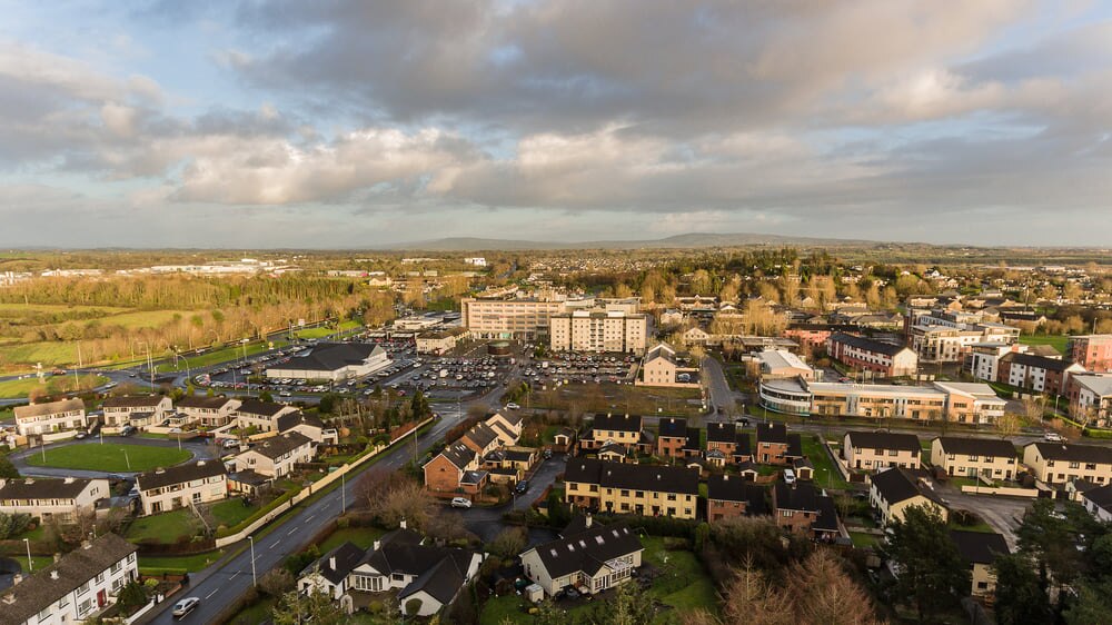 Shannon: Eine irische Stadt am Riverside, die für ihre malerischen Aussichten und ihre reiche Kunstszene berühmt ist