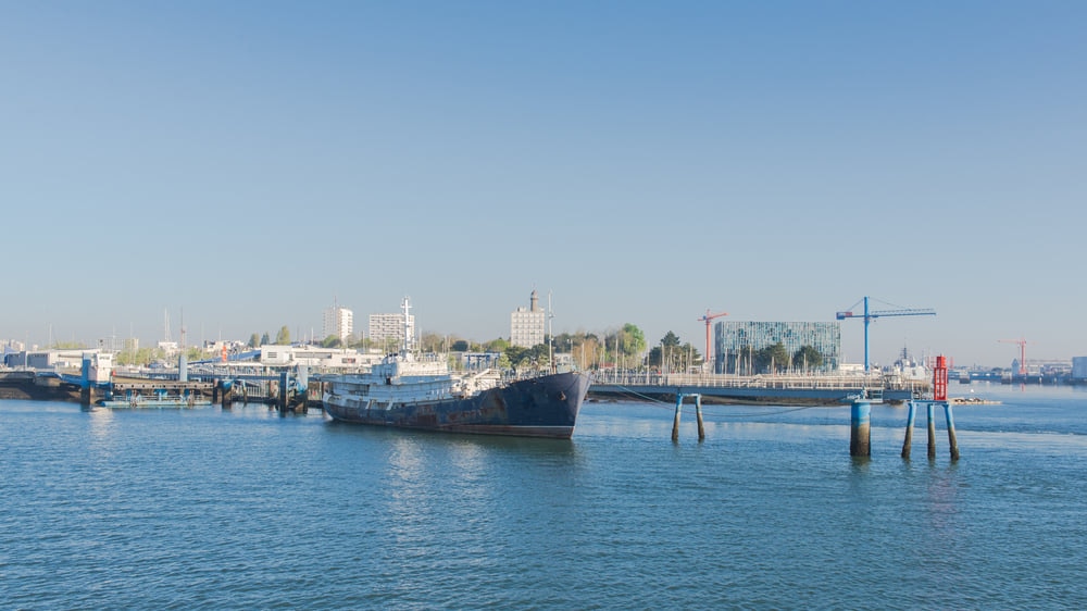 Lorient: Brittany's Seaport Town mit historischen Steingebäuden und wunderschönem weißem Sandstrand.