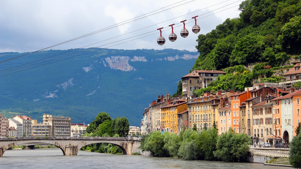 Grenoble: Eine historische Hauptstadt im Südosten Frankreichs, die von den französischen Alpen umarmt wird