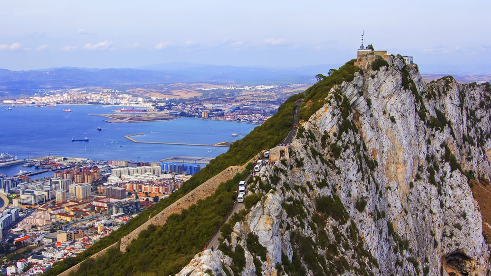 Gibraltar: Ein erfrischendes Stück einer britischen Pause aus den weißen Häusern der Cádiz 