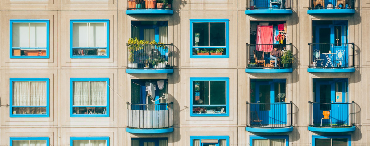 Vor- und Nachteile des Mietens und Lebenes in gemeinsamen Wohnungen