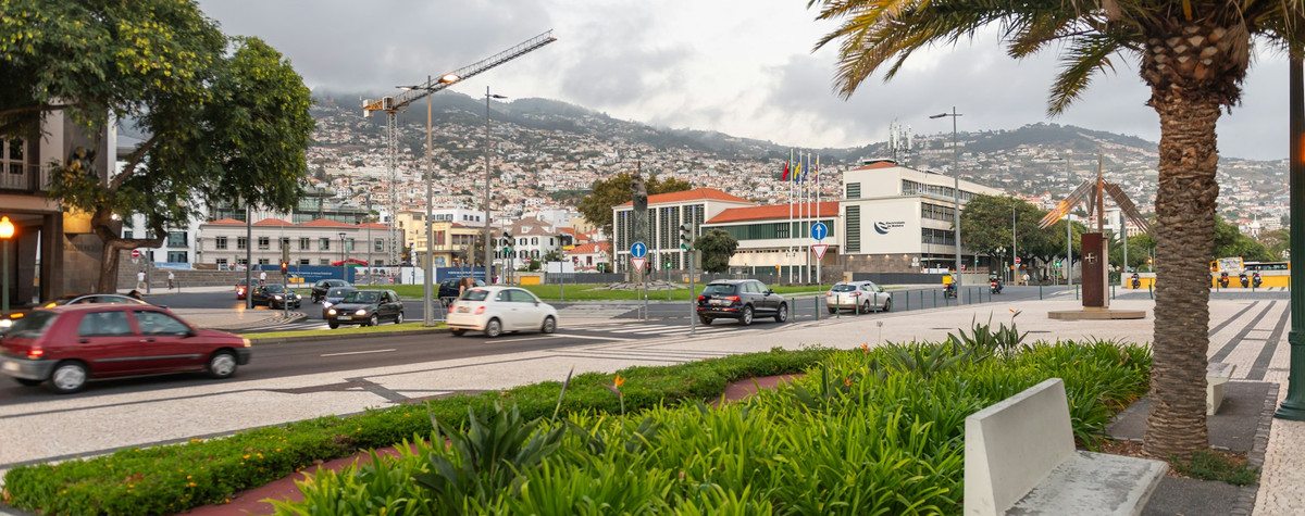 Leitfaden zum Transport in Madeira (Flüge nach Madeira, Fährverbindungen, Flughafen Funchal, öffentliche Verkehrsmittel, Autovermietung, Touren und mehr)