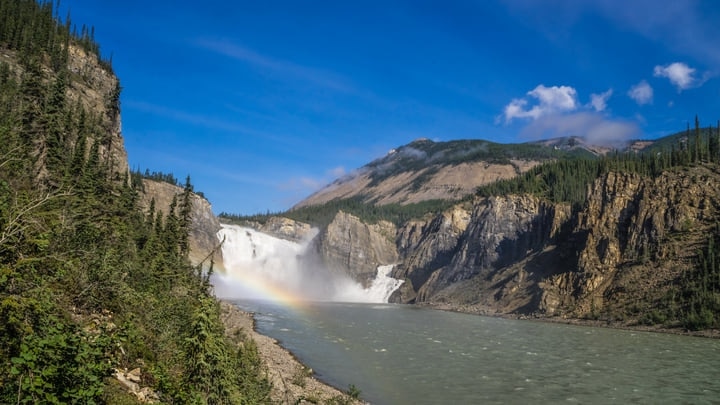 Erleben Sie das Rumpeln majestätischer Wasserfälle und die Schönheit der Aurora! Nahanni National Park, ein Weltkulturerbe 