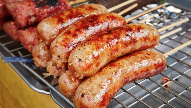 3 Billige und köstliche örtliche thailändische Gerichte in Chiang Mais Straßenständen !!