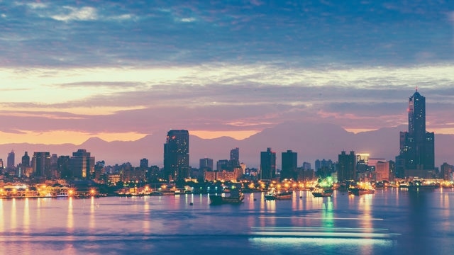 Empfohlene Sehenswürdigkeiten im Hafen von Kaohsiung, der von riesigen Hafenkranen überragt wird