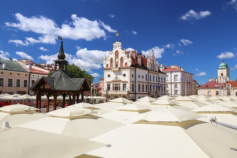 Empfohlene Touristenplätze in Rzeszów, einer Stadt der Maschinenindustrie, die von schönen Gebäuden gesäumt ist